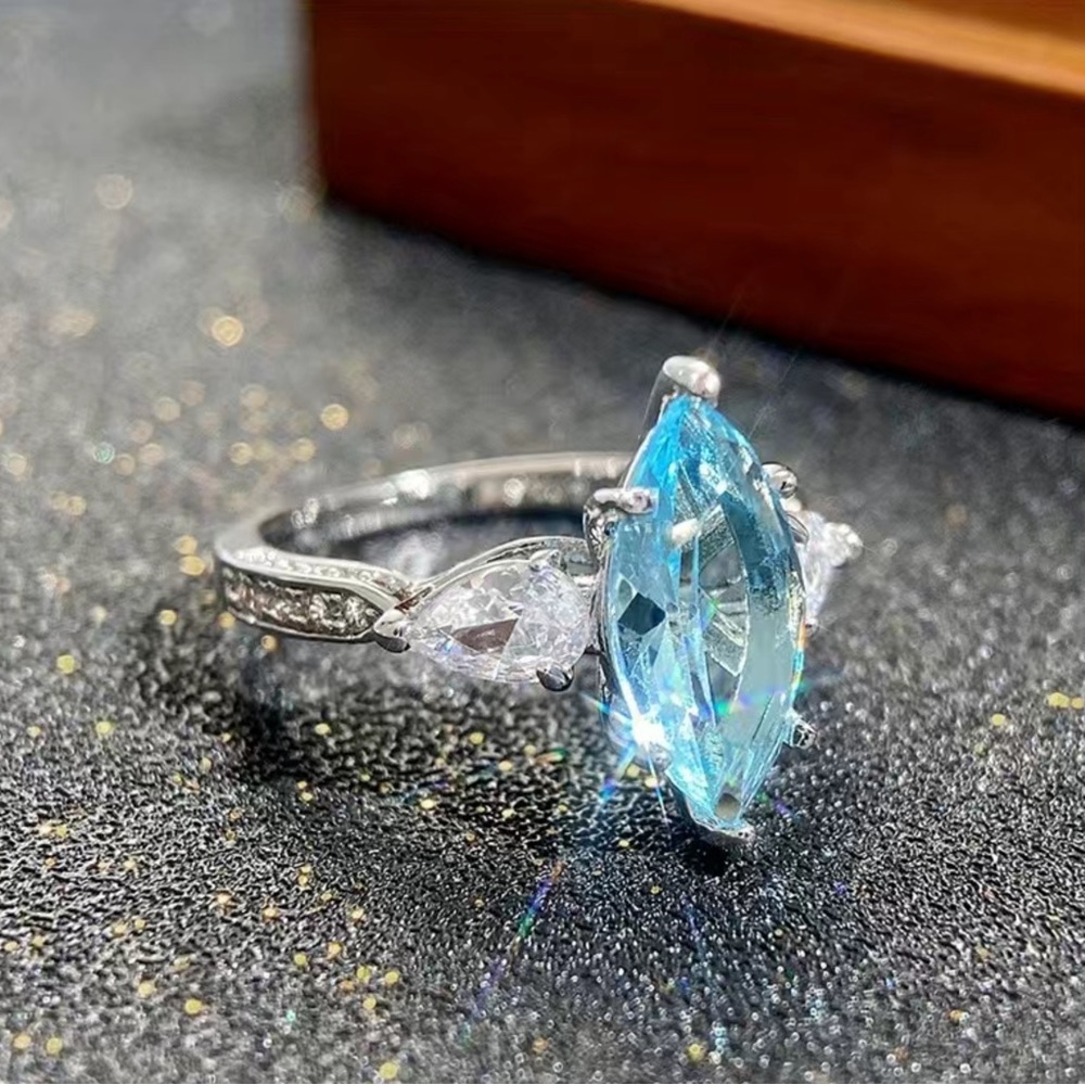 Lovely Sky Blue Marquis Cut Topaz Ring - Picture 3 of 4
